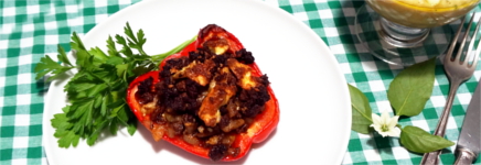 Gefüllte Paprika mit Hackfleisch, Feta und Kichererbsenmus